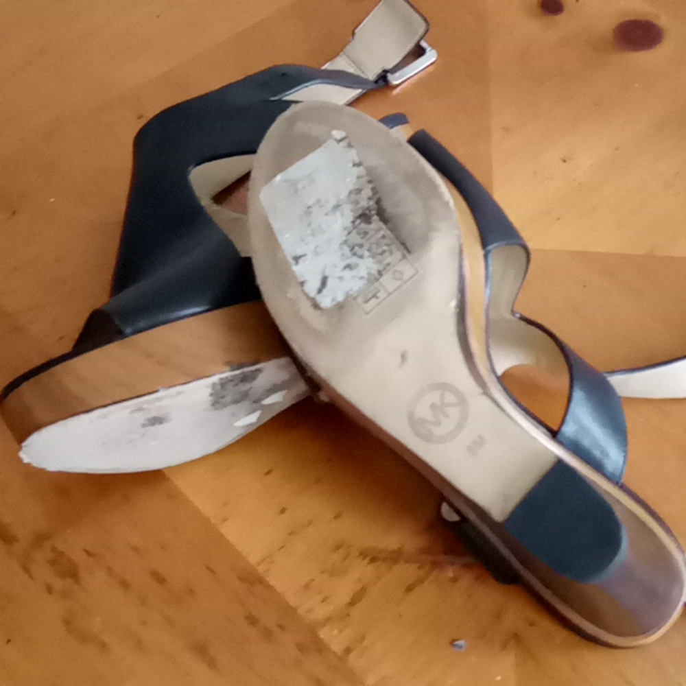 Shoe - Picture 2 of 4